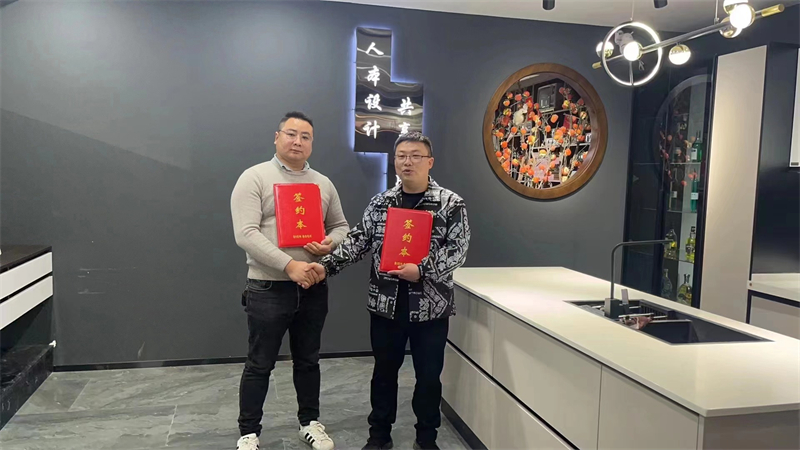 恭喜湖南宏力家具簽約環(huán)保板材品牌福人板材?。。? title=